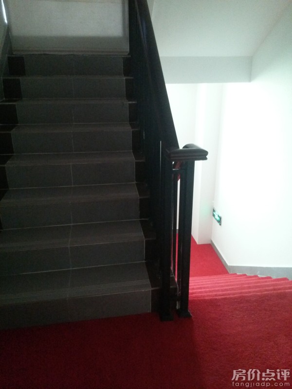 请问一层进楼梯间的门厅的建筑面积怎么算?